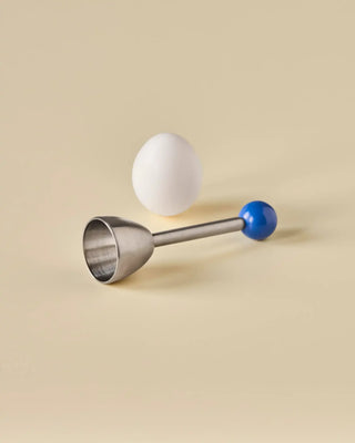 Eieropener Egg Blauw van Nicolas Vahe, in een culinaire setting met bijpassende ingrediënten
