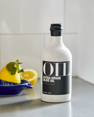 Extra verge olijfolie 500ml van Nicolas Vahe, gepresenteerd in een culinaire keuken- of tafelsetting