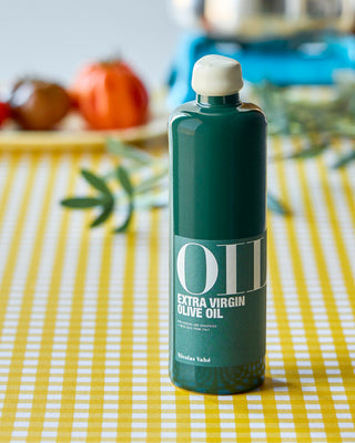 Extra vierge olijfolie Italië 500ml van Nicolas Vahe, in een culinaire setting met bijpassende ingrediënten