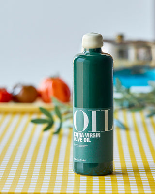 Extra vierge olijfolie Italië 500ml van Nicolas Vahe, gepresenteerd in een culinaire tafelsetting