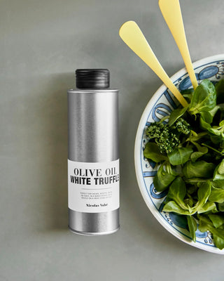 Extra vierge olijfolie met truffel 250ml van Nicolas Vahe, gepresenteerd in een culinaire keuken- of tafelsetting