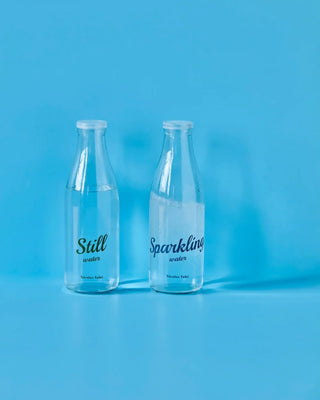 Fles met dop Water Helder - set van 2 van Nicolas Vahe, in een culinaire setting met bijpassende ingrediënten
