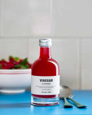 Framboos azijn 200ml van Nicolas Vahe, gepresenteerd in een culinaire keuken- of tafelsetting
