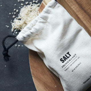 Frans zeezout in een zak van Nicolas Vahe, in een culinaire setting met bijpassende ingrediënten