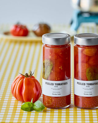 Gepelde Tomaatjes met Basilicum – 530 g van Nicolas Vahe, in een culinaire setting met bijpassende ingrediënten