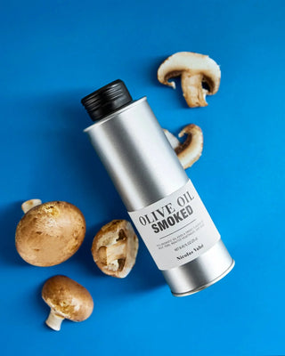 Gerookte Olijfolie – 250 ml van Nicolas Vahe, in een culinaire setting met bijpassende ingrediënten