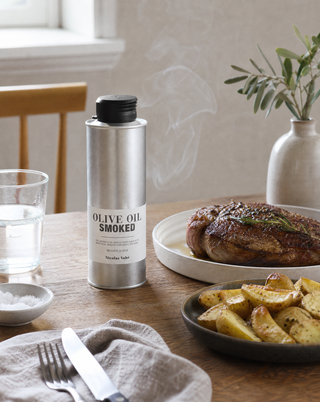 Gerookte Olijfolie – 250 ml van Nicolas Vahe, gepresenteerd in een culinaire tafelsetting