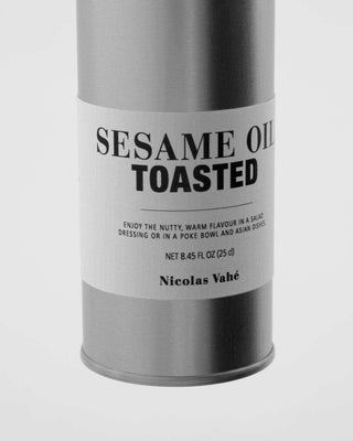Geroosterde sesam olie 250ml van Nicolas Vahe, tijdens het bereiden of serveren van gerechten
