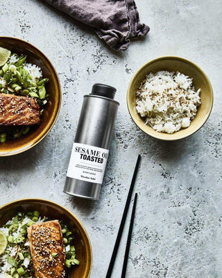 Geroosterde sesam olie 250ml van Nicolas Vahe, in een culinaire setting met bijpassende ingrediënten