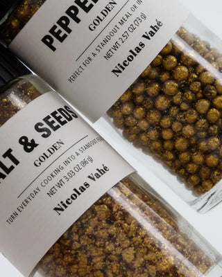 Geschenkdoos met gouden peper en zout mix van Nicolas Vahe, in een gestileerde detailopstelling