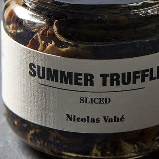 Gesneden zomertruffel van Nicolas Vahe, van dichtbij met etiket en productdetails zichtbaar
