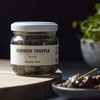 Gesneden zomertruffel van Nicolas Vahe, in een culinaire setting met bijpassende ingrediënten