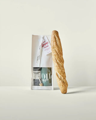 Gift bag Oil you need is love – 500 ml van Nicolas Vahe, in een culinaire setting met bijpassende ingrediënten