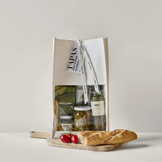 Gift bag Tapas Tuesday or Thursday van Nicolas Vahe, in een culinaire setting met bijpassende ingrediënten