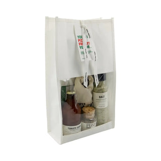 Gift bag You & Me Pizza Friday van Nicolas Vahe, van dichtbij met inhoud en structuur zichtbaar