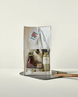 Gift bag You & Me Pizza Friday van Nicolas Vahe, in een culinaire setting met bijpassende ingrediënten