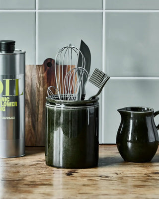 Groene aardewerk keukenpot Hala van Nicolas Vahe, in een culinaire setting met bijpassende ingrediënten