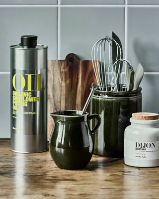 Groene aardewerken kan Hala 38cl van Nicolas Vahe, in een culinaire setting met bijpassende ingrediënten
