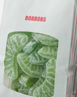 Groene appel snoepjes 150g van Nicolas Vahe, in een gestileerde detailopstelling