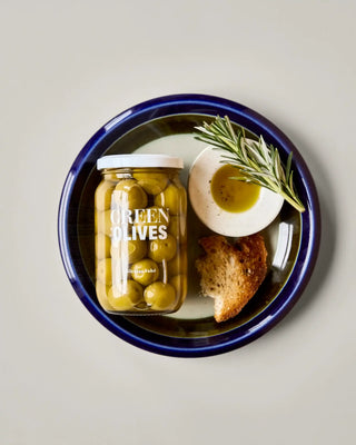 Groene olijven 370g van Nicolas Vahe, in een culinaire setting met bijpassende ingrediënten