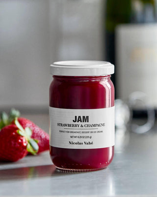 Jam Aardbei & Champagne – 235 g van Nicolas Vahe, in een culinaire setting met bijpassende ingrediënten