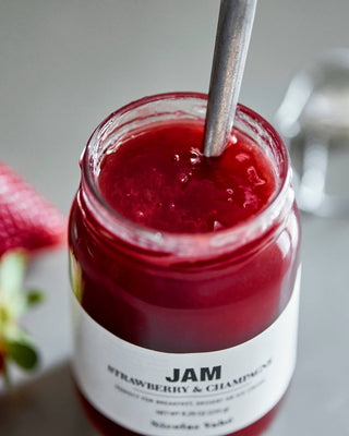 Jam Aardbei & Champagne – 235 g van Nicolas Vahe, toegepast in een sfeervolle interieursetting