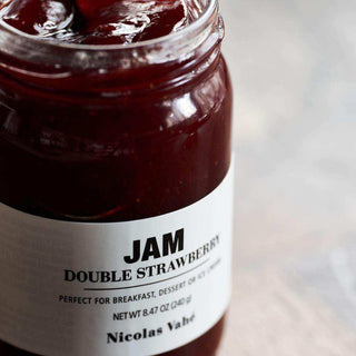 Jam dubbel aardbei van Nicolas Vahe, van dichtbij met etiket en productdetails zichtbaar