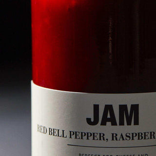 Jam frambozen, paprika en chili van Nicolas Vahe, van dichtbij met etiket en productdetails zichtbaar