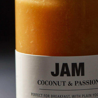 Jam kokosnoot en passievrucht van Nicolas Vahe, van dichtbij met etiket en productdetails zichtbaar