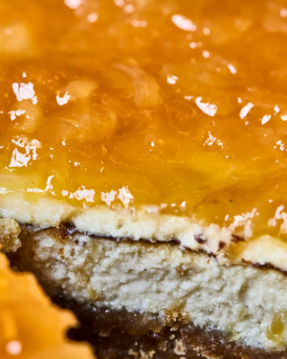 Jam Pineapple & passion 235g van Nicolas Vahe, in een gestileerde detailopstelling