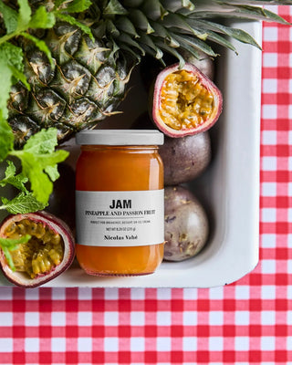 Jam Pineapple & passion 235g van Nicolas Vahe, in een culinaire setting met bijpassende ingrediënten