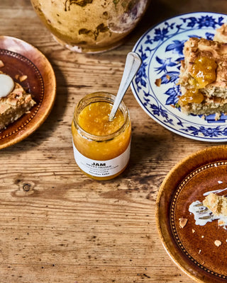 Jam Sweet orange 235g van Nicolas Vahe, in een culinaire setting met bijpassende ingrediënten