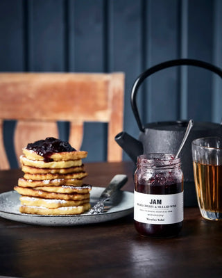 Jam zwarte kers en gluhwein 235g van Nicolas Vahe, in een culinaire setting met bijpassende ingrediënten