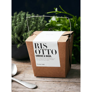 Kaas en basilicum risotto pakket van Nicolas Vahe, in een culinaire setting met bijpassende ingrediënten