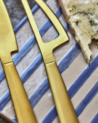 Kaas messen Cheese goud van Nicolas Vahe, toegepast in een sfeervolle interieursetting