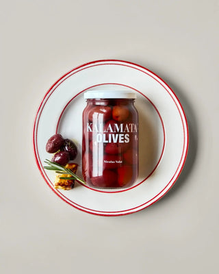 Kalamata olijven 370g van Nicolas Vahe, in een culinaire setting met bijpassende ingrediënten