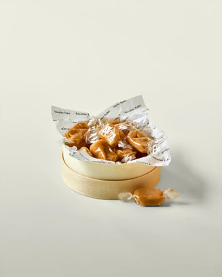 Karameltoffees met zeezout 150g van Nicolas Vahe, in een culinaire setting met bijpassende ingrediënten