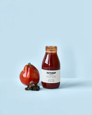 Ketchup met zwarte truffel 250ml van Nicolas Vahe, in een culinaire setting met bijpassende ingrediënten
