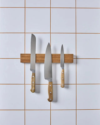 Keukenmessen set met magnetisch blok van Nicolas Vahe, in een culinaire setting met bijpassende ingrediënten