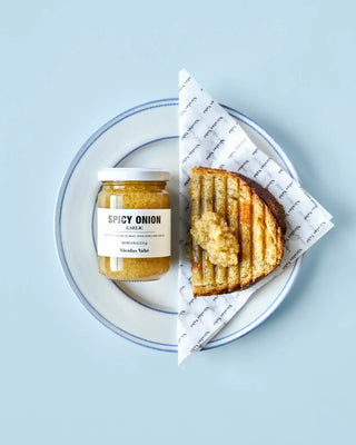Knoflookspread met Pecorino en chili 135g van Nicolas Vahe, in een culinaire setting met bijpassende ingrediënten