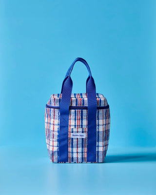 Koeltas Cooling Blauw 22x17x28cm van Nicolas Vahe, in een culinaire setting met bijpassende ingrediënten