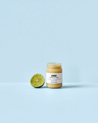 Kokos limoen curd 155g van Nicolas Vahe, in een culinaire setting met bijpassende ingrediënten
