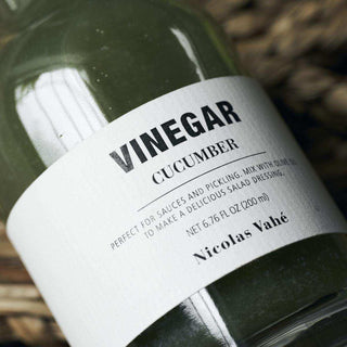 Komkommer azijn 200ml van Nicolas Vahe, in een gestileerde detailopstelling
