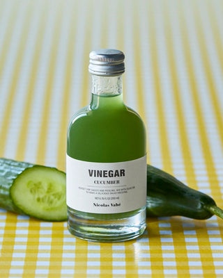 Nicolas Vahé komkommerazijn van 200 ml in een frisse sfeer met ingrediënten.