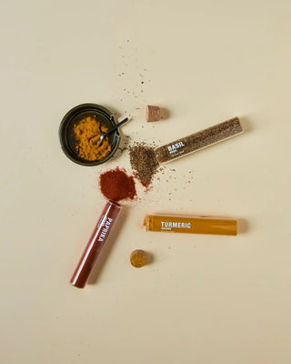 Kruidenmix Basil paprika chilli turmeric - set van 3 van Nicolas Vahe, in een culinaire setting met bijpassende ingrediënten