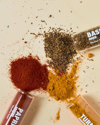 Kruidenmix Basil paprika chilli turmeric - set van 3 van Nicolas Vahe, toegepast in een sfeervolle interieursetting