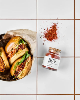 Kruidenmix BBQ 80 g van Nicolas Vahe, in een culinaire setting met bijpassende ingrediënten