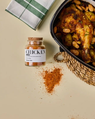 Kruidenmix Chicken 90 g van Nicolas Vahe, in een culinaire setting met bijpassende ingrediënten