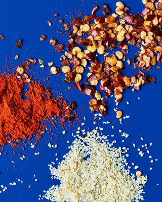 Kruidenmix Chilli garlic smoked paprika - set van 3 van Nicolas Vahe, in een gestileerde detailopstelling