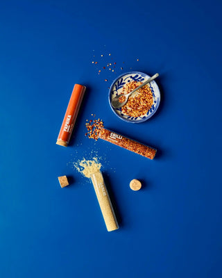 Kruidenmix Chilli garlic smoked paprika - set van 3 van Nicolas Vahe, in een culinaire setting met bijpassende ingrediënten